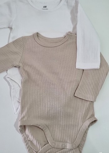 Uzun Kollu Bej ve Beyaz Bebek Body. İkili satılmaktadır