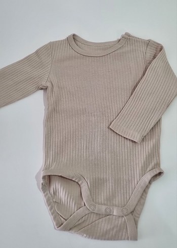 H&M Uzun Kollu Bej ve Beyaz Bebek Body. İkili satılmaktadır