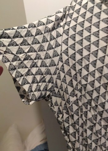 V Yaka Baskılı Kadın Tişört - Görsel 2