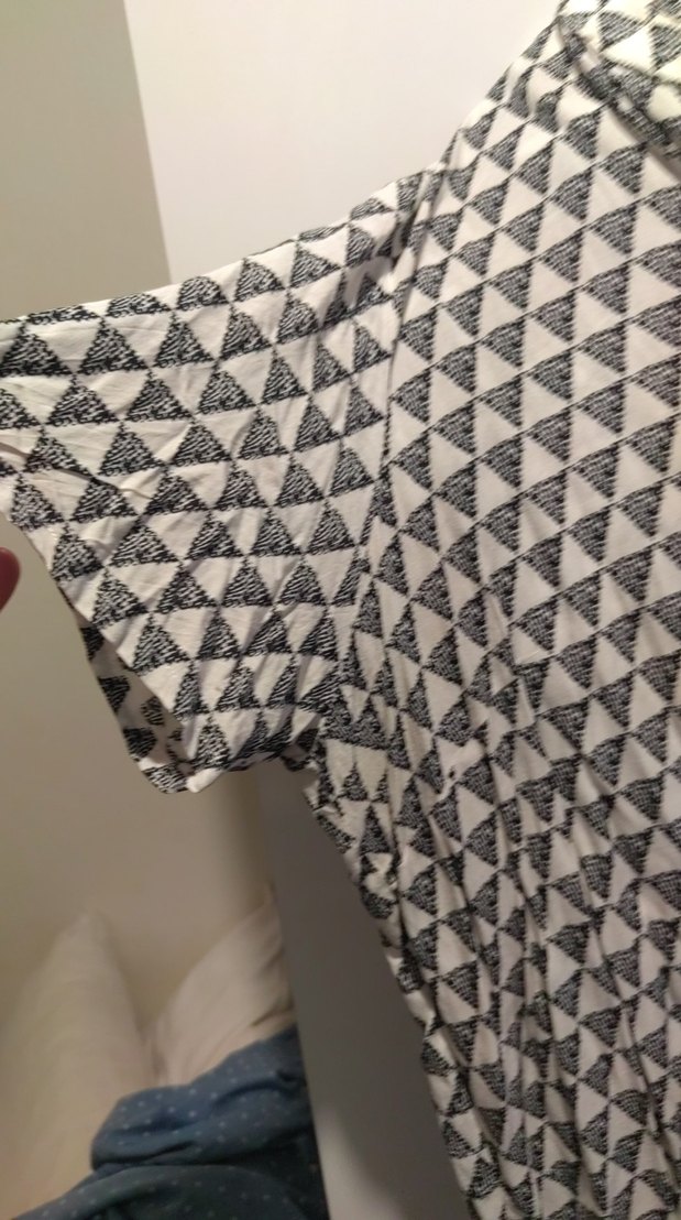 V Yaka Baskılı Kadın Tişört - Görsel 2