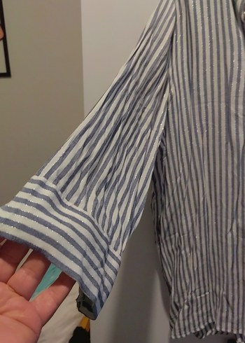 Gri Çizgili V Yakalı Kadın Keten Gömlek - Görsel 3