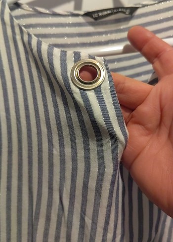 Gri Çizgili V Yakalı Kadın Keten Gömlek - Görsel 2