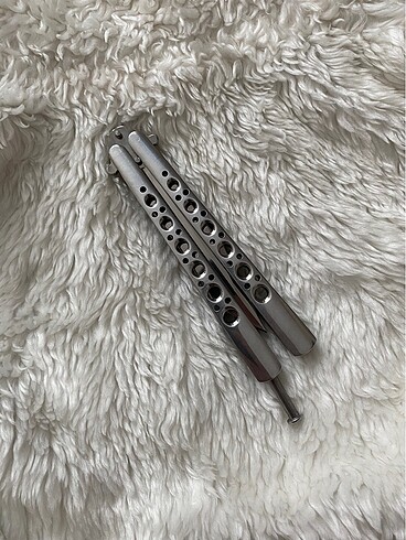 Diğer BENCHMADE PERÇİNLİ KELEBEK