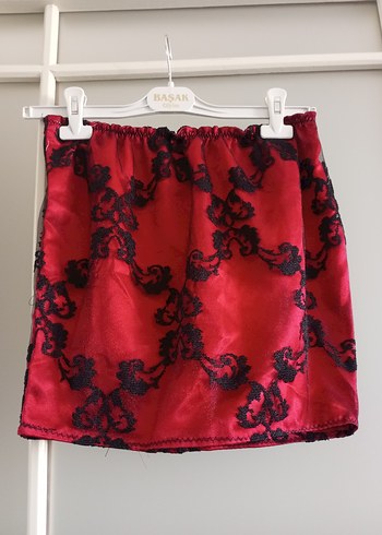 Siyah Dantel İşlemeli Kırmızı Mini Etek