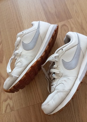 Nike Kadın Beyaz Bağcıklı Spor Ayakkabı