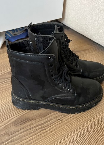 Hotiç Siyah Deri Bağcıklı Punk Tarzı Botlar