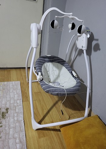 Gri ve Beyaz elektrikli Bebek salincagi