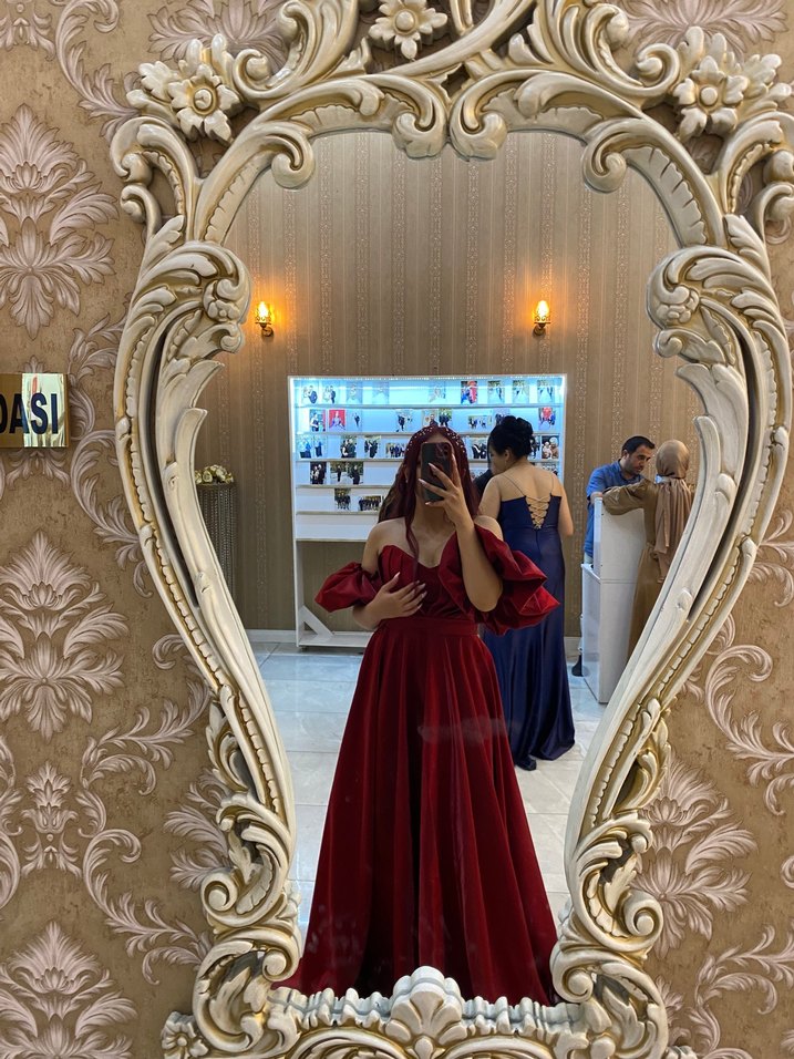 Bordo Uzun Drapeli Straplez Kadın Abiye - Görsel 3