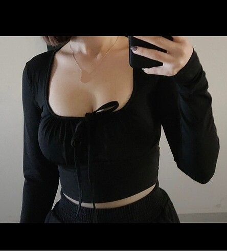 Bershka Göğüs dekolteli bağcıklı crop