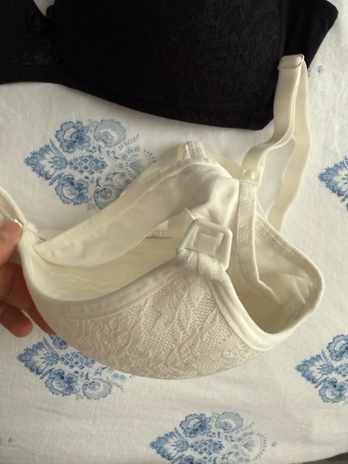 Beyaz ve Siyah Dantel Desenli Emzirme Sütyeni - Görsel 2