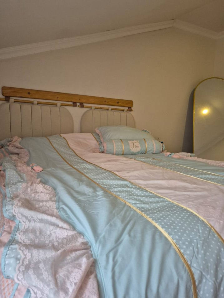 Pastel pembe ve mavi tek kişilik yatak örtüsü ve yastıkları - Görsel 3