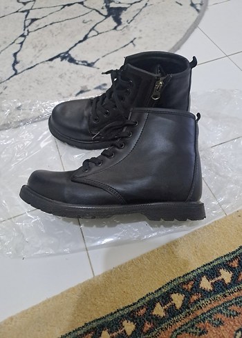 Siyah Erkek Çocuk Bot