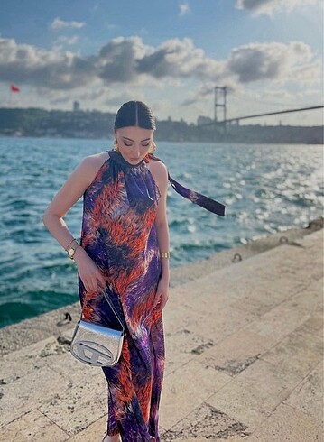 Boyundan bağlamalı saten elbise
