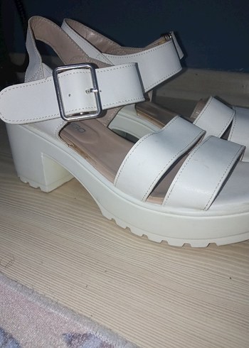 Butigo Beyaz Tokalı Kadın Topuklu Sandalet