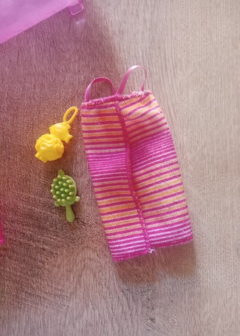 Beden Renk Pembe Barbie Bebek Küveti ve Duş seti | Şampuan, Bornoz, Tarak.