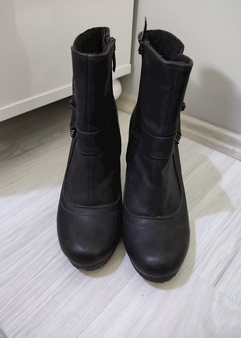 37 Beden Kadın Siyah Gotik Tokalı Topuklu Bot