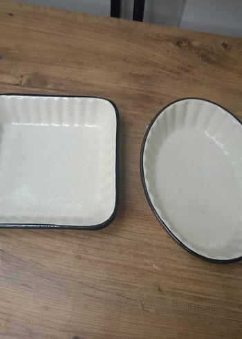 Beyaz ve Gri Seramik Fırın Yemek Kapları
