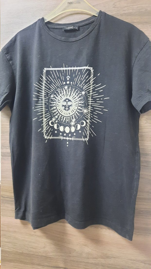 Siyah Baskılı Tişört - Görsel 3