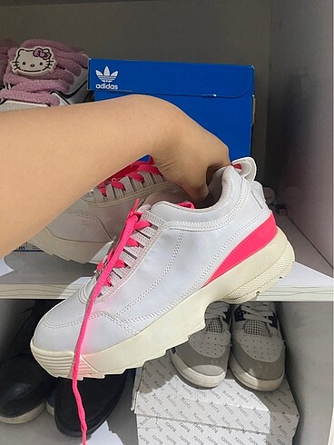 pembe bağcıklı ayakkabı