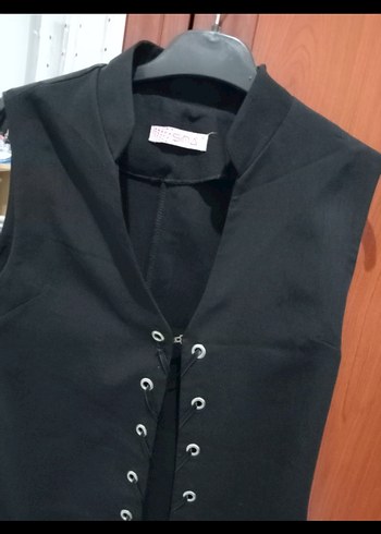 Siyah Düğmeli Kolsuz Gotik Mini Yelek - Görsel 3