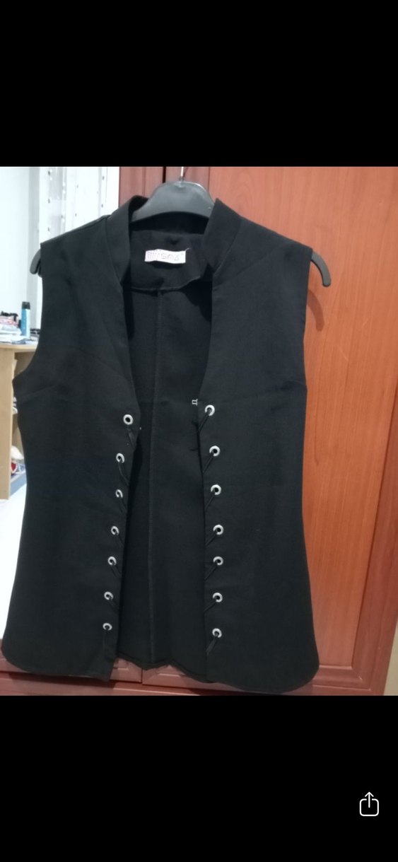 Siyah Düğmeli Kolsuz Gotik Mini Yelek - Görsel 2