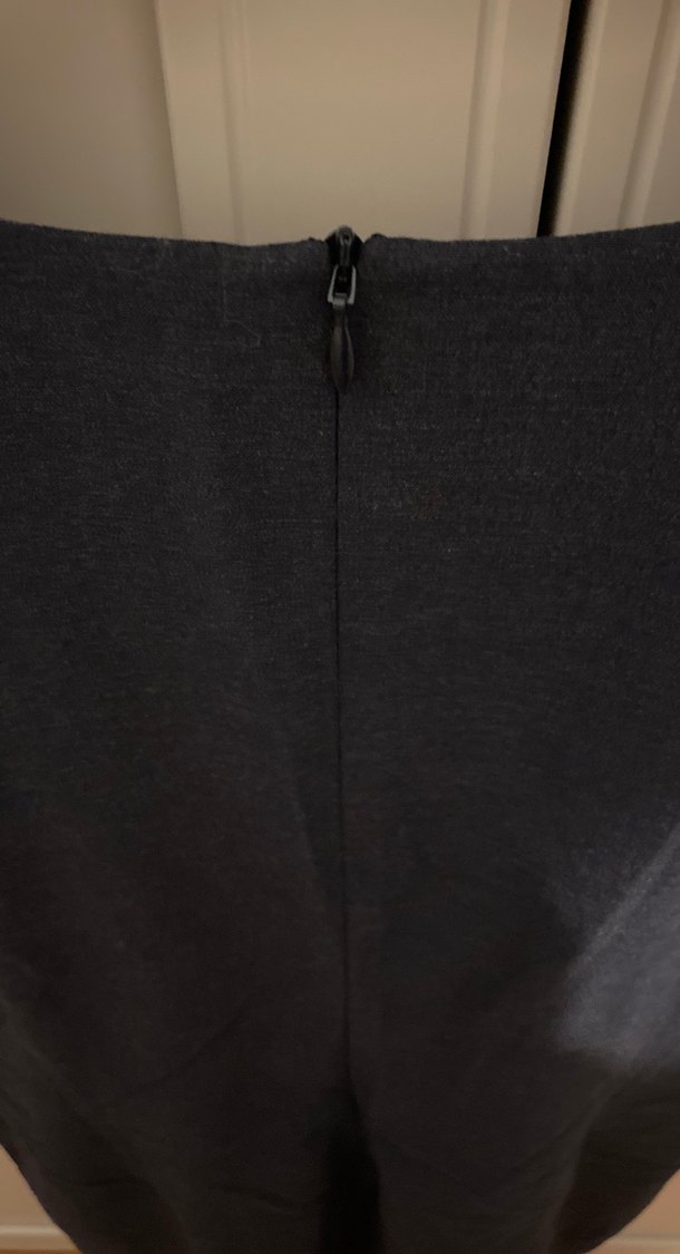 Siyah Yuvarlak Yakalı Midi Kolsuz Elbise - Görsel 4