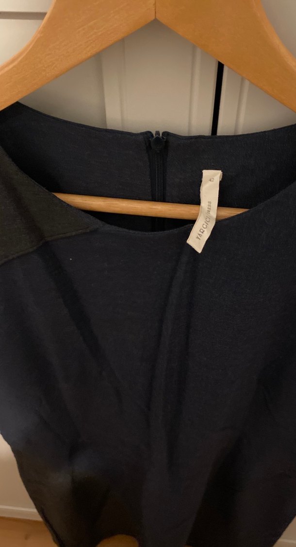 Siyah Yuvarlak Yakalı Midi Kolsuz Elbise - Görsel 2