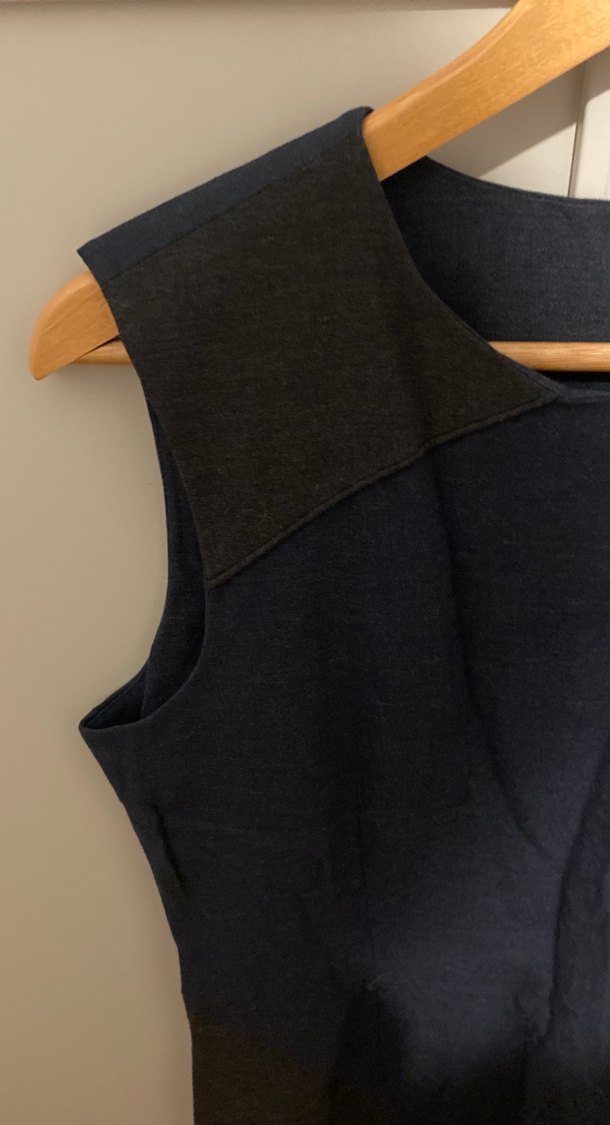 Siyah Yuvarlak Yakalı Midi Kolsuz Elbise - Görsel 3