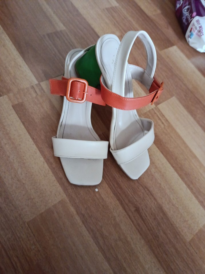 Kadın Beyaz ve Turuncu Tokalı Blok Topuklu Sandalet - Görsel 2