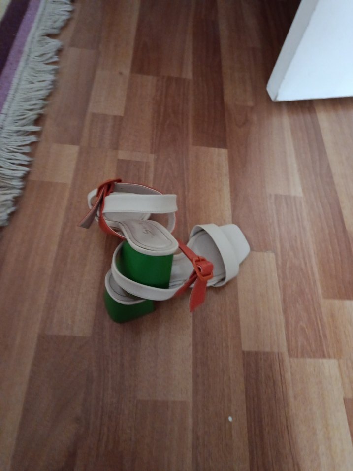 Kadın Beyaz ve Turuncu Tokalı Blok Topuklu Sandalet - Görsel 3