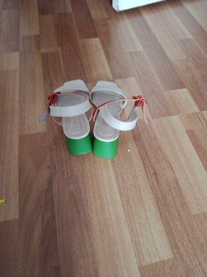 Kadın Beyaz ve Turuncu Tokalı Blok Topuklu Sandalet - Görsel 4