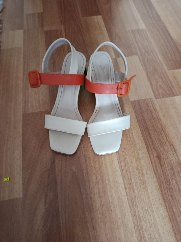 Kadın Beyaz ve Turuncu Tokalı Blok Topuklu Sandalet - Görsel 5