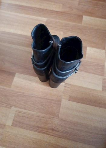 Tokalı Siyah Deri Topuklu Kadın Bot - Görsel 6