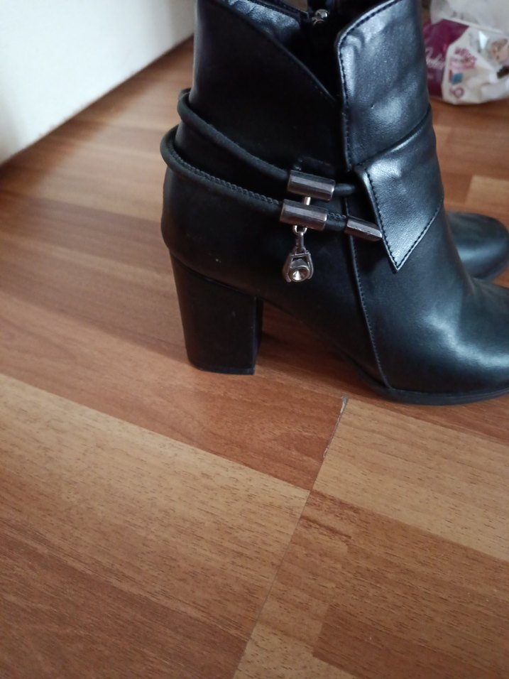 Tokalı Siyah Deri Topuklu Kadın Bot - Görsel 2