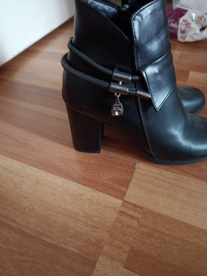 Tokalı Siyah Deri Topuklu Kadın Bot - Görsel 3