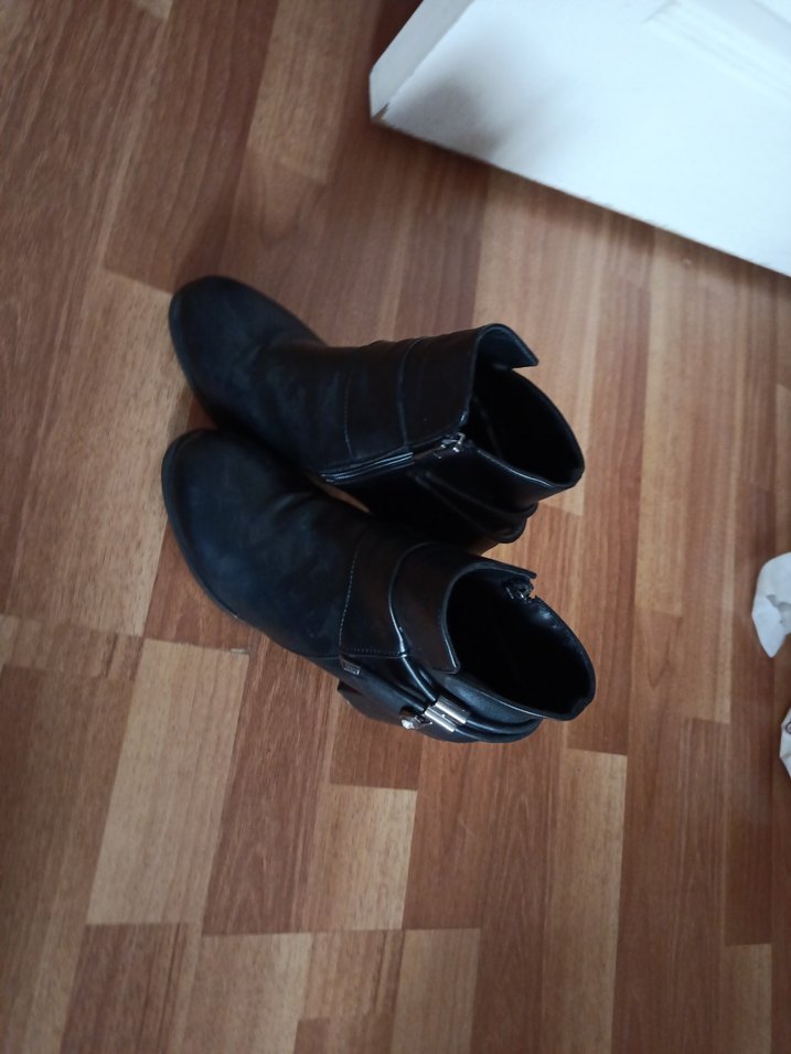 Tokalı Siyah Deri Topuklu Kadın Bot - Görsel 4