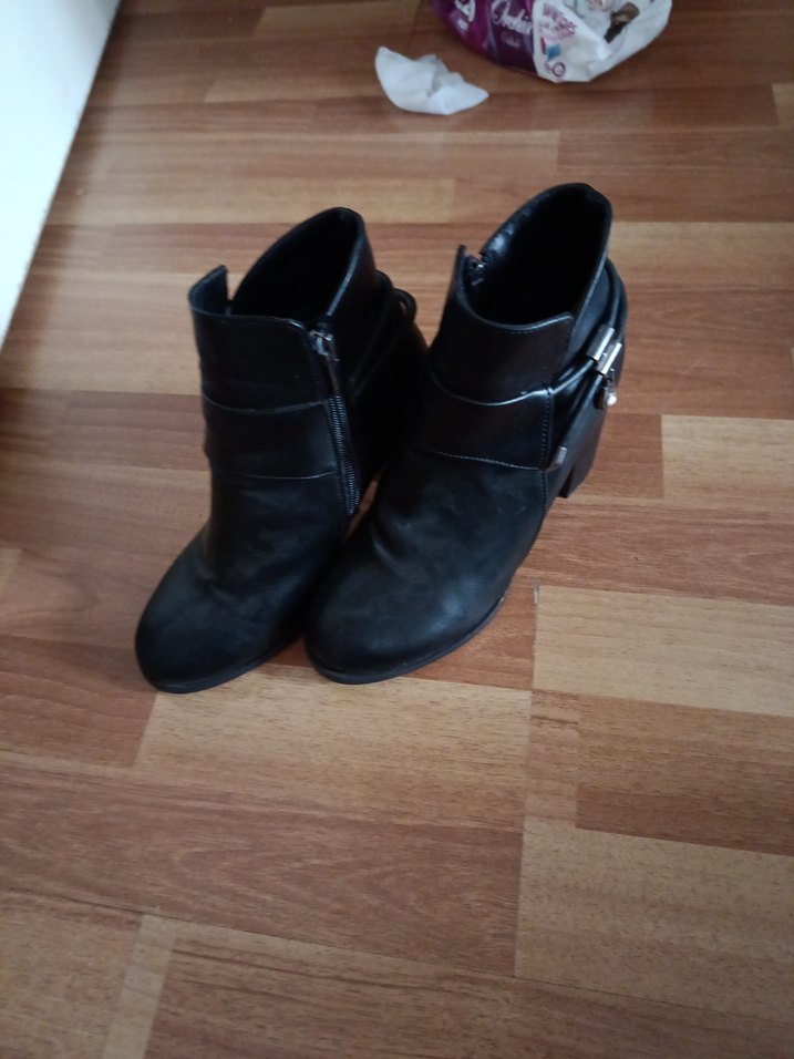 Tokalı Siyah Deri Topuklu Kadın Bot - Görsel 5