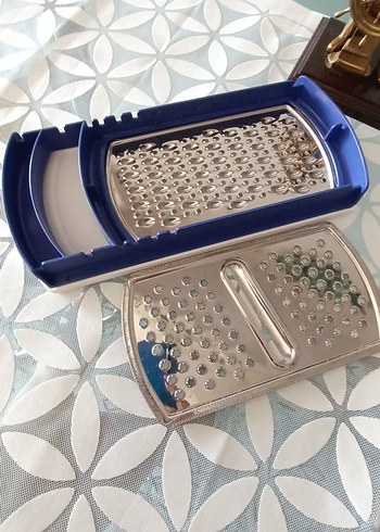 Tupperware Mavi Tutacaklı Metal Rende