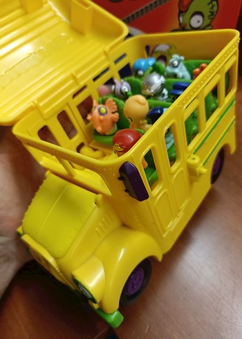 Beden Renk Zomlings Çılgın Otobüs ve 10 adet Zomlings Figür Karakterler