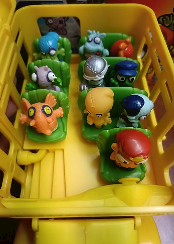 Zomlings Çılgın Otobüs ve 10 adet Zomlings Figür Karakterler