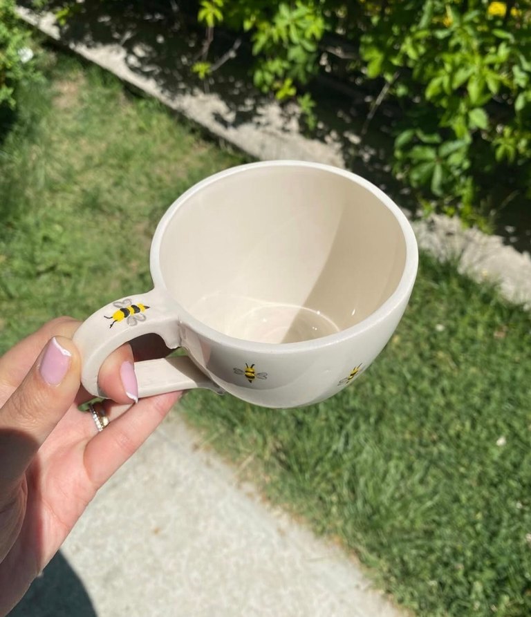 Arı Desenli Beyaz Seramik Kupa - Görsel 2