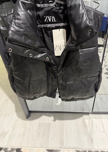Siyah Deri Kadın Şişme Yelek - Zara - Görsel 2