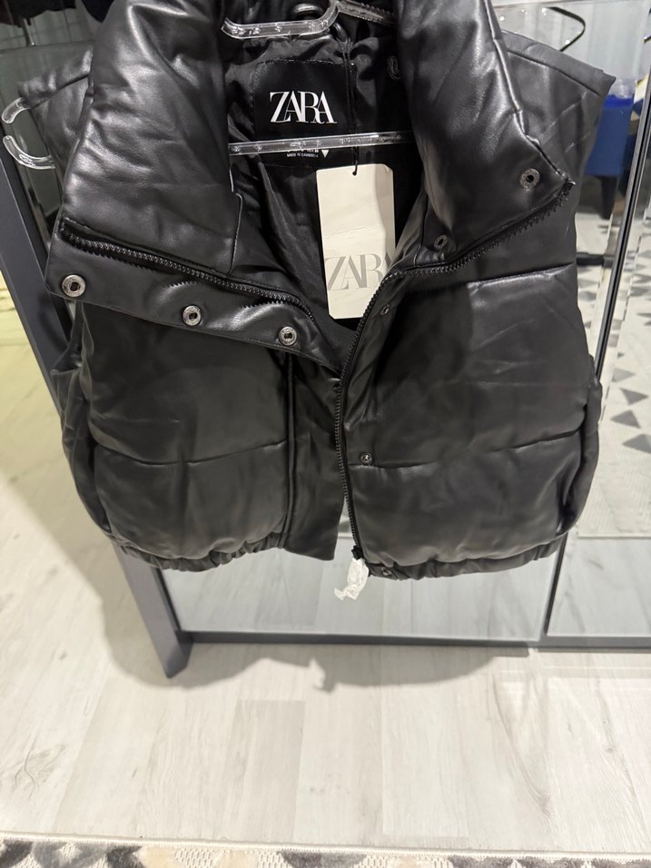 Siyah Deri Kadın Şişme Yelek - Zara - Görsel 2