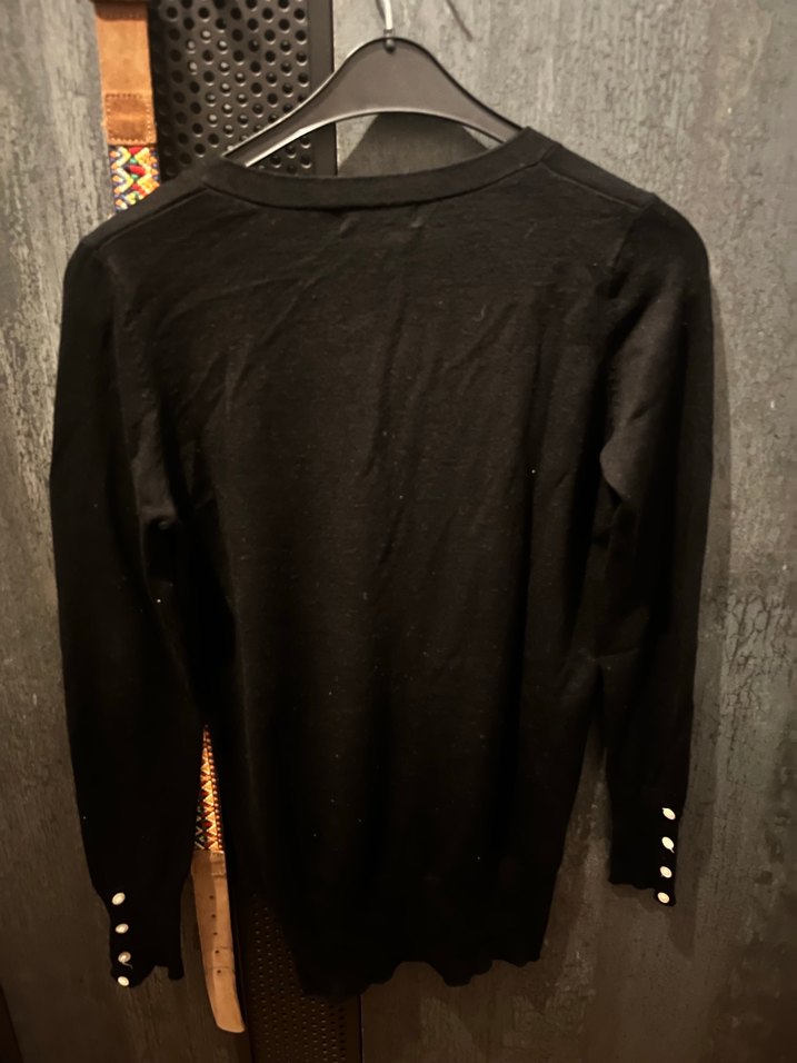 Düğmeli Siyah Uzun Kollu V Yaka Hırka - Görsel 3