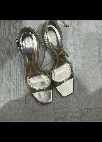 Altın Renkli Metal Topuklu Kadın