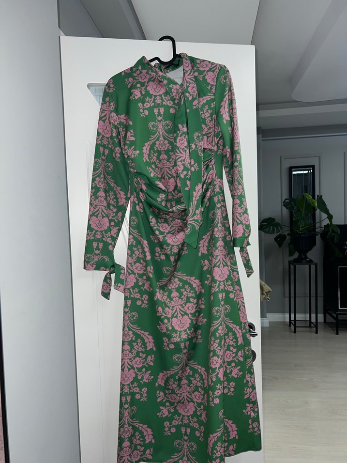 Yeşil önü fular bağlamalı elbise - Görsel 3