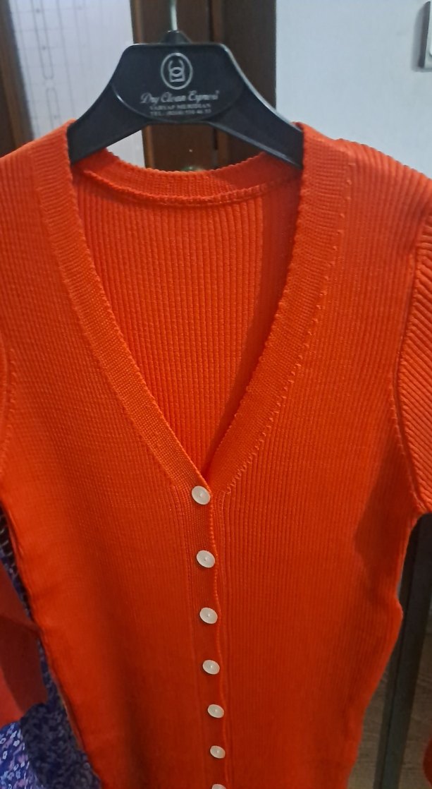 Düğmeli Uzun Kırmızı Triko Elbise - Görsel 2