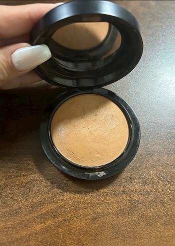 Dark Tan Mineralize Pudra Siyah Kutuda Mac - Görsel 3