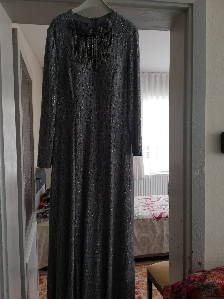 Gri Uzun Kollu Zincir Detaylı Uzun Abiye - Görsel 2