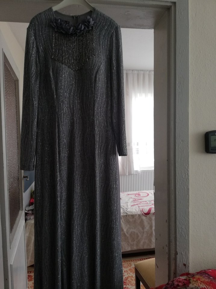 Gri Uzun Kollu Zincir Detaylı Uzun Abiye - Görsel 3